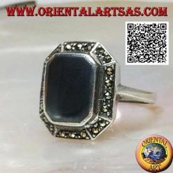 Anillo de plata con ónix rectangular biselado en las esquinas rodeado de marcasita