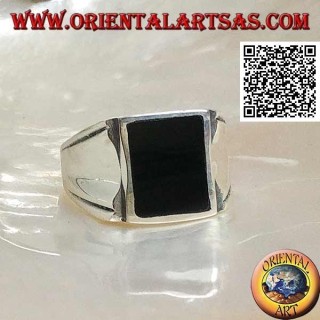 Bague en argent avec onyx rectangulaire sur une monture lisse avec un creux central sur les côtés