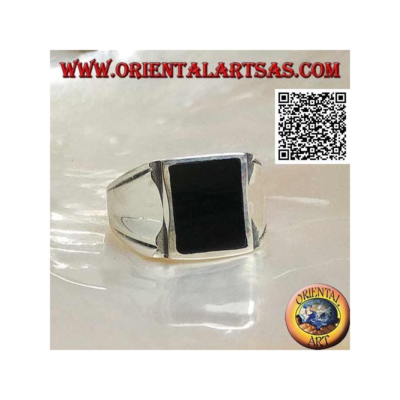 Anillo de plata con ónix rectangular en un marco liso con hueco central en los lados