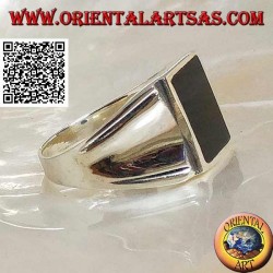 Bague en argent avec onyx rectangulaire sur une monture lisse avec un creux central sur les côtés