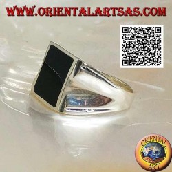 Anillo de plata con ónix rectangular en un marco liso con hueco central en los lados