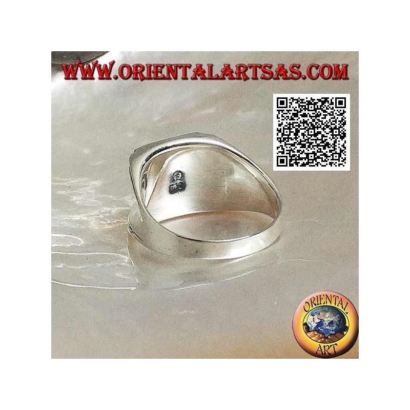 Anillo de plata con ónix rectangular en un marco liso con hueco central en los lados