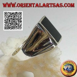 Silver ring with rectangular onyx on a smooth frame with central hollow on the sides