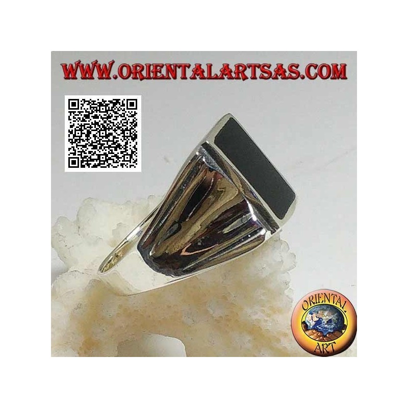 Silberring mit rechteckigem Onyx auf einem glatten Rahmen mit zentraler Vertiefung an den Seiten