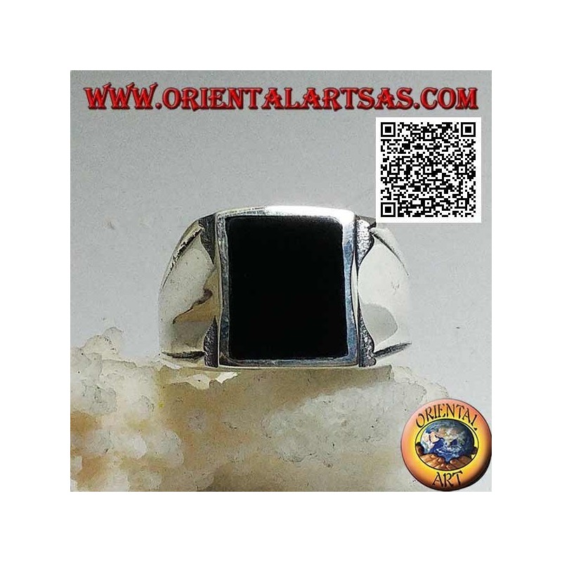 Bague en argent avec onyx rectangulaire sur une monture lisse avec un creux central sur les côtés