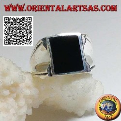 Anillo de plata con ónix rectangular en un marco liso con hueco central en los lados