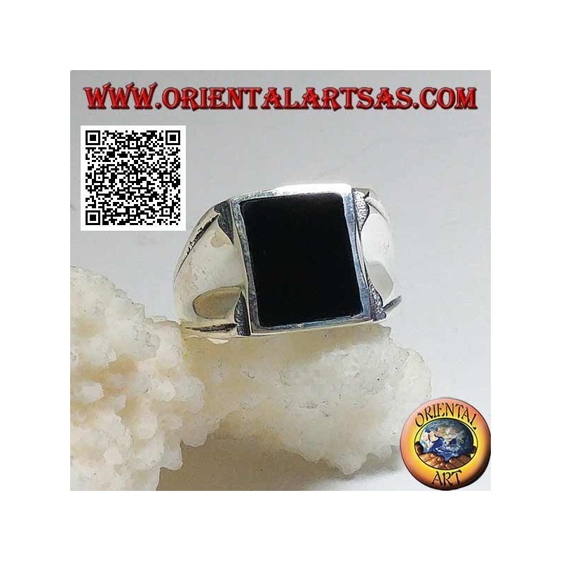 Anillo de plata con ónix rectangular en un marco liso con hueco central en los lados