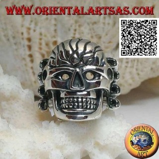 Silberring, großer Schädel mit geschnitzter Vorderseite, getragen von 4 Knochen an der Seite