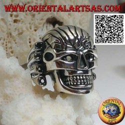 Anillo de plata, cráneo grande con frente tallado sostenido por 4 huesos en el costado