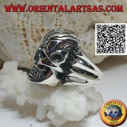 Anillo de plata, cráneo grande con frente tallado sostenido por 4 huesos en el costado