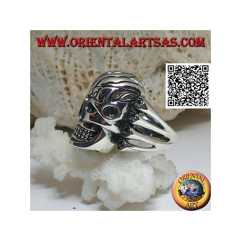 Silver ring, large skull with carved front supported by 4 bones on the side