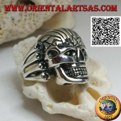 Bague en argent, grande tête de mort avec devant sculpté soutenu par 4 os sur le côté
