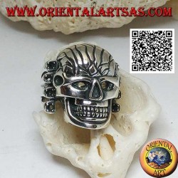 Bague en argent, grande tête de mort avec devant sculpté soutenu par 4 os sur le côté