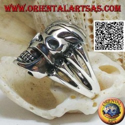 Bague en argent, grande tête de mort avec devant sculpté soutenu par 4 os sur le côté
