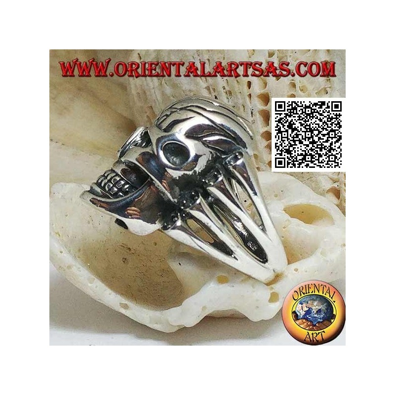 Bague en argent, grande tête de mort avec devant sculpté soutenu par 4 os sur le côté