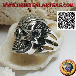 Silver ring, large skull with carved front supported by 4 bones on the side