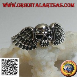 Anillo de plata, calavera sin mandíbula entre las alas