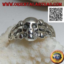Silver ring, smooth skull supported by three bones on the sides