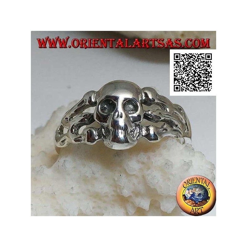 Silver ring, smooth skull supported by three bones on the sides
