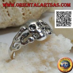 Silver ring, smooth skull supported by three bones on the sides