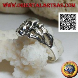Anillo de plata, cráneo liso sostenido por tres huesos a los lados.