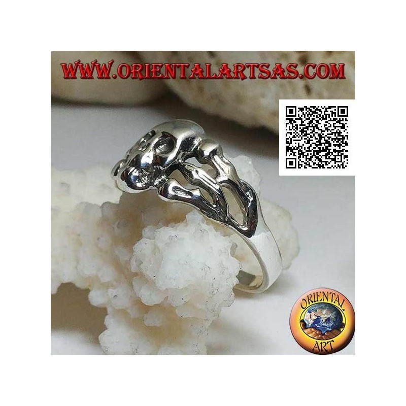 Anillo de plata, cráneo liso sostenido por tres huesos a los lados.
