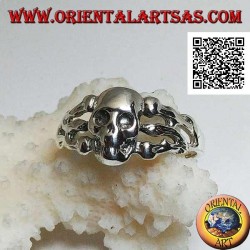 Silver ring, smooth skull supported by three bones on the sides