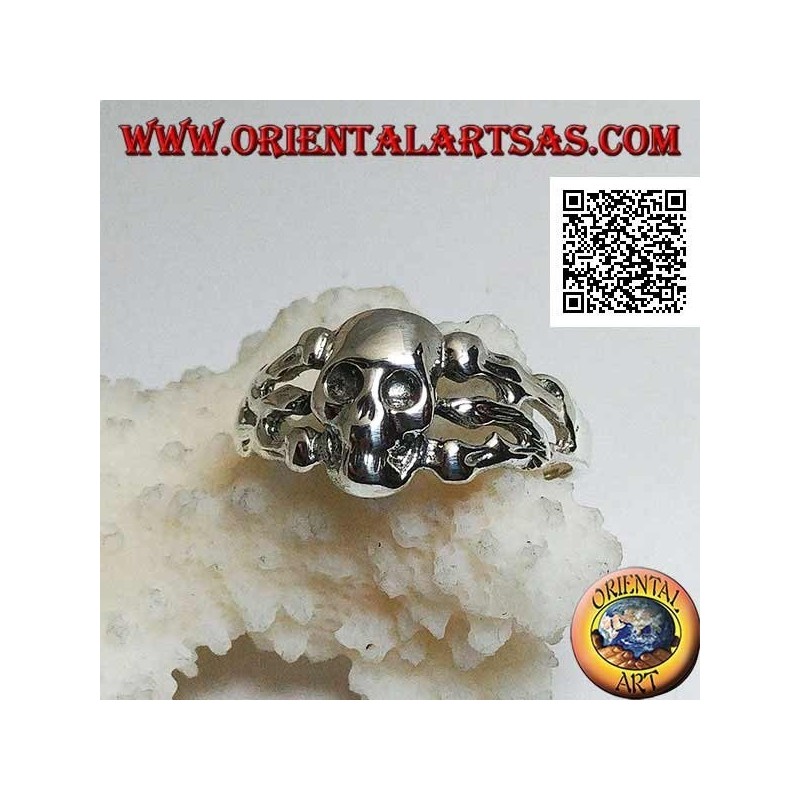 Anello in argento, teschio liscio sorretto da tre ossa sui lati