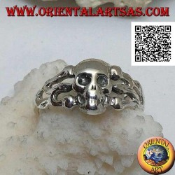 Silver ring, smooth skull supported by three bones on the sides