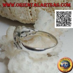 Anillo de plata, cráneo liso sostenido por tres huesos a los lados.