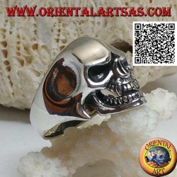 Anello in argento, teschio del vampiro con denti canini aguzzi e tempie concave