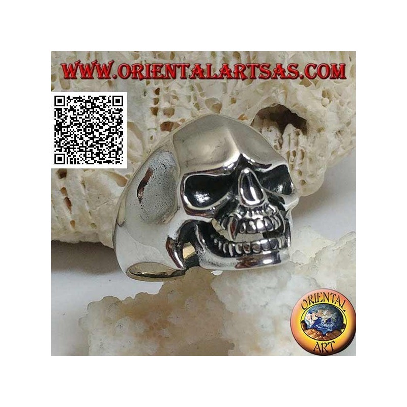 Anello in argento, teschio del vampiro con denti canini aguzzi e tempie concave