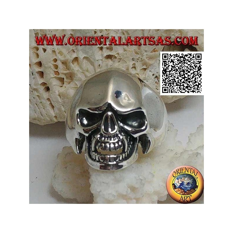 Anello in argento, teschio del vampiro con denti canini aguzzi e tempie concave