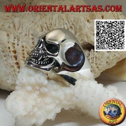 Anillo de plata, cráneo de vampiro con afilados dientes caninos y templos cóncavos