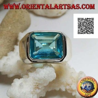 Anello in argento con topazio azzurro rettangolare in orizzontale rialzato su montatura liscia