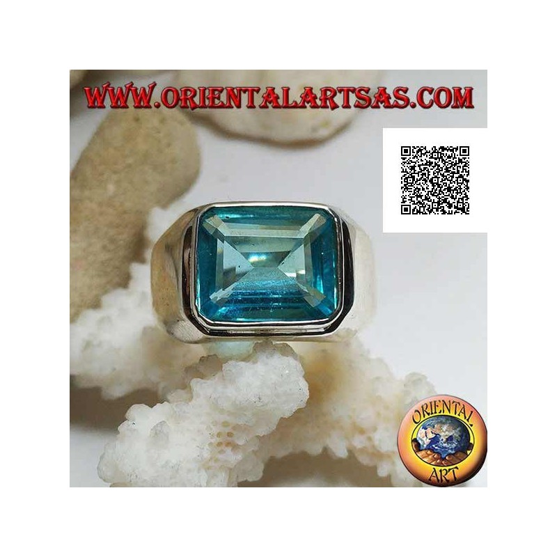 Anillo de plata con topacio azul horizontal rectangular elevado sobre un marco liso