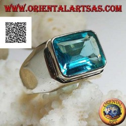 Anillo de plata con topacio azul horizontal rectangular elevado sobre un marco liso