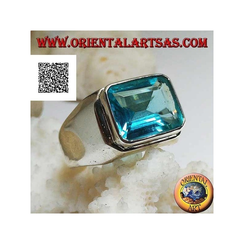 Anello in argento con topazio azzurro rettangolare in orizzontale rialzato su montatura liscia