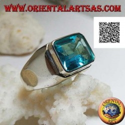 Anillo de plata con topacio azul horizontal rectangular elevado sobre un marco liso