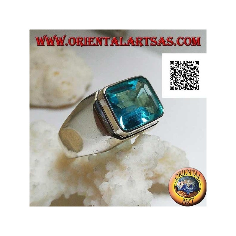Anello in argento con topazio azzurro rettangolare in orizzontale rialzato su montatura liscia