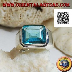 Anillo de plata con topacio azul horizontal rectangular elevado sobre un marco liso