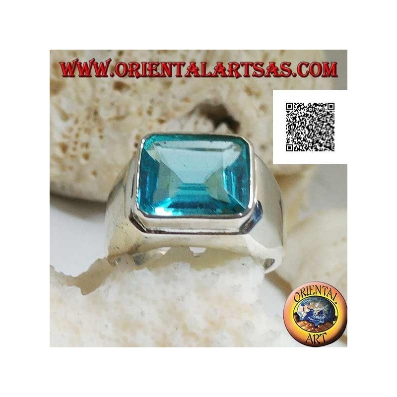 Silberring mit rechteckigem horizontalem blauem Topas auf einem glatten Rahmen
