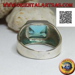 Bague en argent avec topaze bleue horizontale rectangulaire élevée sur une monture lisse