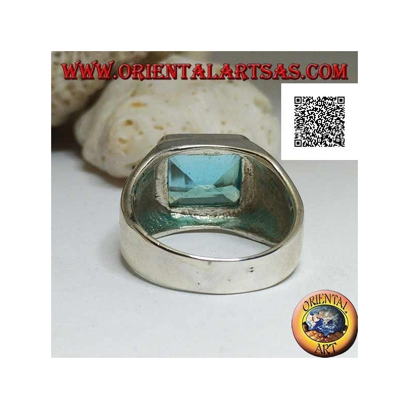 Anillo de plata con topacio azul horizontal rectangular elevado sobre un marco liso