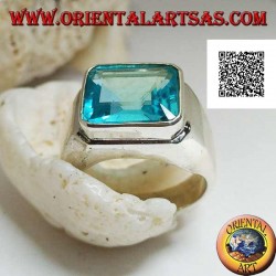 Bague en argent avec topaze bleue horizontale rectangulaire élevée sur une monture lisse