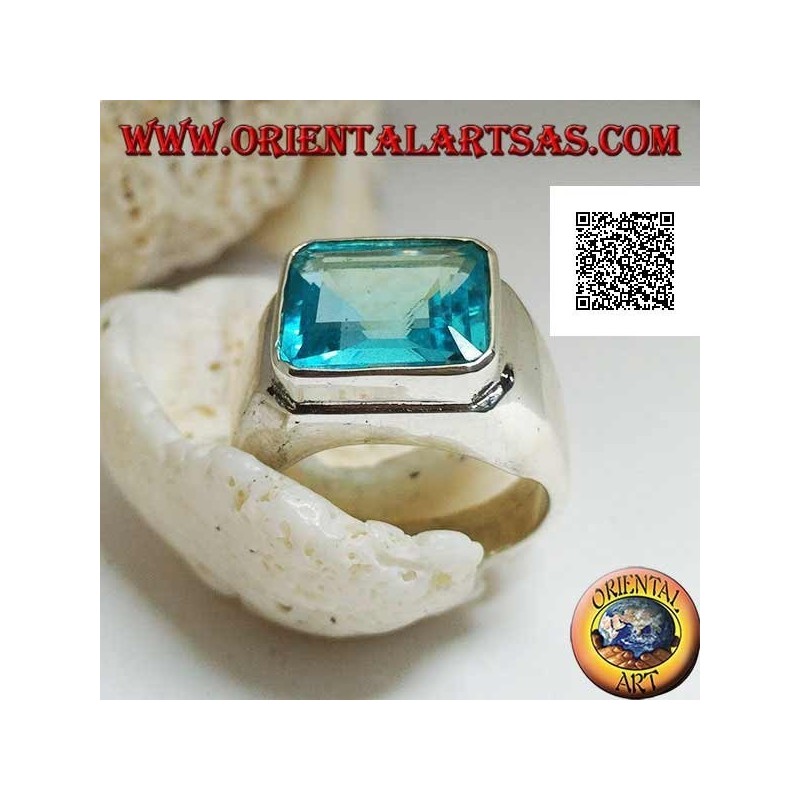 Anello in argento con topazio azzurro rettangolare in orizzontale rialzato su montatura liscia