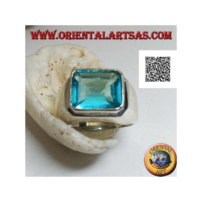 Silberring mit rechteckigem horizontalem blauem Topas auf einem glatten Rahmen
