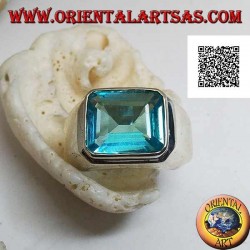 Anillo de plata con topacio azul horizontal rectangular elevado sobre un marco liso
