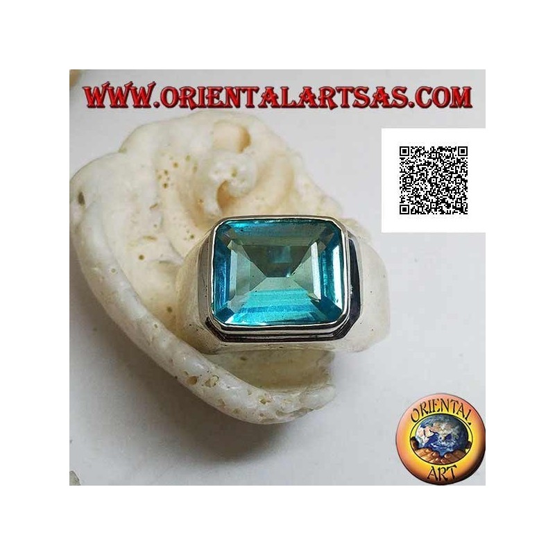 Anello in argento con topazio azzurro rettangolare in orizzontale rialzato su montatura liscia