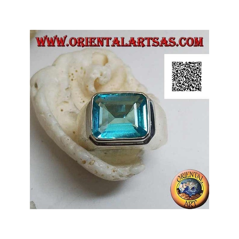 Anello in argento con topazio azzurro rettangolare in orizzontale rialzato su montatura liscia